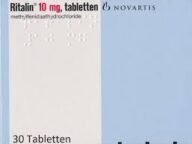 Bijsluiter ritalin methylfenidaat is van origine een medicijn dat gebruikt wordt voor het behandelen en ondersteunen van mensen met de concentratiestoornis AD(H)D. De werkzame stof Methylenidaat zorgt ervoor dat de gebruiker minder last heeft van zowel interne- als externe prikkels. Dit maakt het mogelijk om een veel diepere- en sterkere concentratie te behalen. Ook geeft het de gebruiker mentale energie zodat hij zich voor een langere periode kan focussen zonder moe te worden. Daarnaast zorgt Ritalin voor extra beschikbare dopamine in het brein. Dopamine is een neurotransmitter die een fijn en voldaan gevoel geeft. Dit zorgt ervoor dat de gebruiker plezier ervaar..